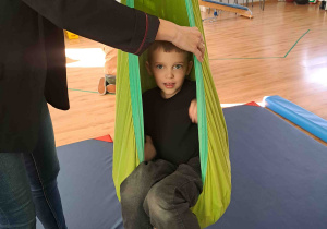 Chłopiec na huśtawce terapeutycznej