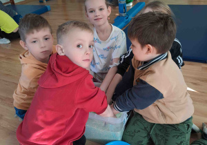 Ćwiczenia z wykorzystaniem zmysłu dotyku - szukanie drobnych elementów w materiale sypkim