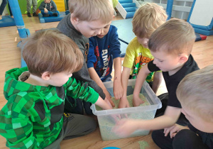 Ćwiczenia z wykorzystaniem zmysłu dotyku - szukanie drobnych elementów w materiale sypkim