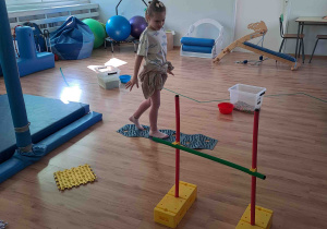 Ścieżka sensoryczna - pokonywanie toru przeszkód