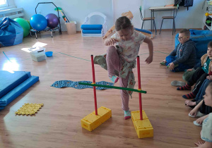 Ścieżka sensoryczna - pokonywanie toru przeszkód