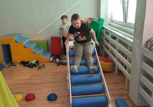 Ścieżka sensoryczna - pokonywanie toru przeszkód