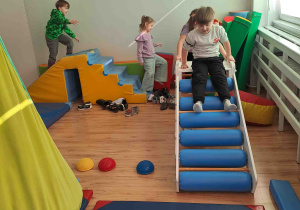 Ścieżka sensoryczna - pokonywanie toru przeszkód