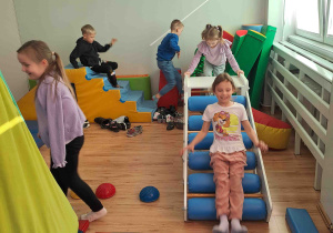 Ścieżka sensoryczna - pokonywanie toru przeszkód