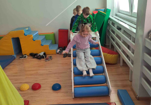 Ścieżka sensoryczna - pokonywanie toru przeszkód