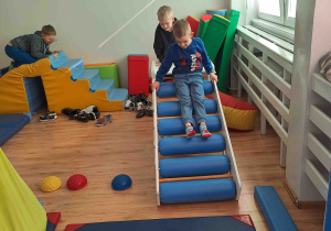 Ścieżka sensoryczna - pokonywanie toru przeszkód