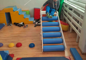 Ścieżka sensoryczna - pokonywanie toru przeszkód