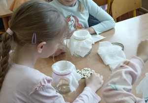 Dzieci przygotowują podłoże dla nasion