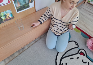 Eksperyment ze świeczką – sprawdzamy, dlaczego płomień gaśnie pod szklanką.