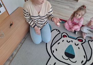 Eksperyment ze świeczką – sprawdzamy, dlaczego płomień gaśnie pod szklanką.