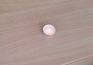 Eksperyment ze świeczką – sprawdzamy, dlaczego płomień gaśnie pod szklanką.