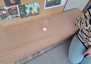 Eksperyment ze świeczką – sprawdzamy, dlaczego płomień gaśnie pod szklanką.