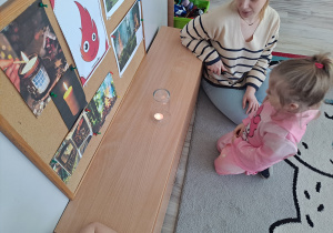 Eksperyment ze świeczką – sprawdzamy, dlaczego płomień gaśnie pod szklanką.