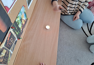 Eksperyment ze świeczką – sprawdzamy, dlaczego płomień gaśnie pod szklanką.