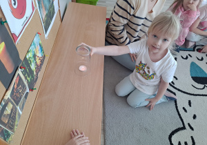 Eksperyment ze świeczką – sprawdzamy, dlaczego płomień gaśnie pod szklanką.