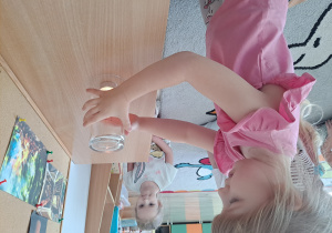 Eksperyment ze świeczką – sprawdzamy, dlaczego płomień gaśnie pod szklanką.