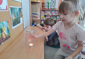 Eksperyment ze świeczką – sprawdzamy, dlaczego płomień gaśnie pod szklanką.