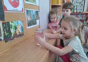 Eksperyment ze świeczką – sprawdzamy, dlaczego płomień gaśnie pod szklanką.