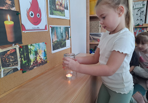 Eksperyment ze świeczką – sprawdzamy, dlaczego płomień gaśnie pod szklanką.