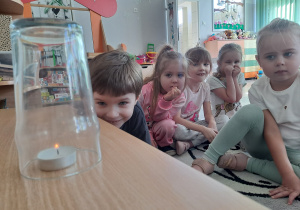 Eksperyment ze świeczką – sprawdzamy, dlaczego płomień gaśnie pod szklanką.