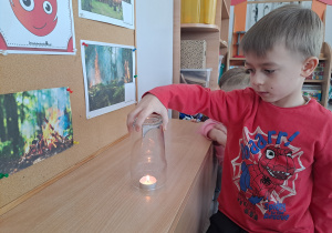 Eksperyment ze świeczką – sprawdzamy, dlaczego płomień gaśnie pod szklanką.