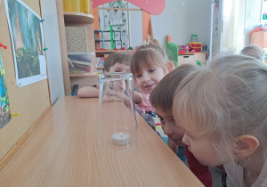 Eksperyment ze świeczką – sprawdzamy, dlaczego płomień gaśnie pod szklanką.