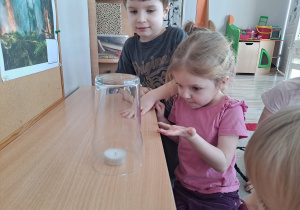 Eksperyment ze świeczką – sprawdzamy, dlaczego płomień gaśnie pod szklanką.