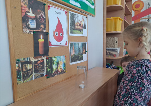 Eksperyment ze świeczką – sprawdzamy, dlaczego płomień gaśnie pod szklanką.