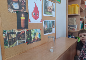 Eksperyment ze świeczką – sprawdzamy, dlaczego płomień gaśnie pod szklanką.