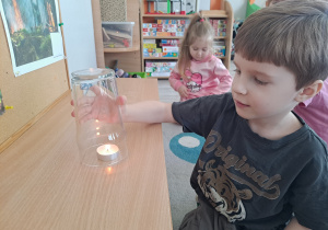 Eksperyment ze świeczką – sprawdzamy, dlaczego płomień gaśnie pod szklanką.