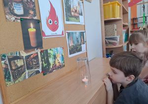 Eksperyment ze świeczką – sprawdzamy, dlaczego płomień gaśnie pod szklanką.