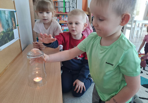 Eksperyment ze świeczką – sprawdzamy, dlaczego płomień gaśnie pod szklanką.