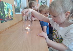 Eksperyment ze świeczką – sprawdzamy, dlaczego płomień gaśnie pod szklanką.