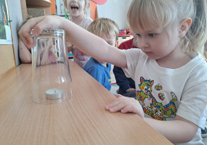 Eksperyment ze świeczką – sprawdzamy, dlaczego płomień gaśnie pod szklanką.