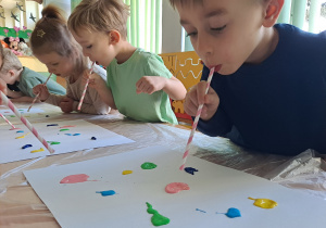 Kreatywne malowanie słomkami