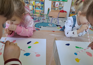 Kreatywne malowanie słomkami