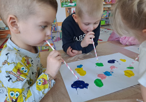 Kreatywne malowanie słomkami