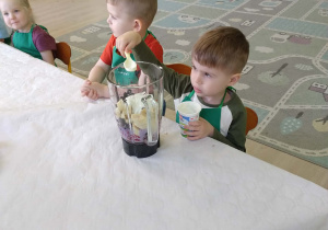 Robienie kaktajlu owocowego