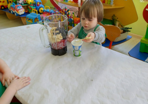 Robienie kaktajlu owocowego