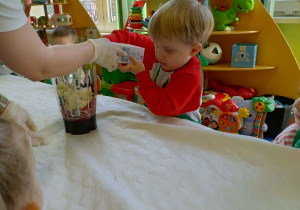 Robienie kaktajlu owocowego