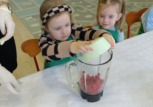 Dokładanie składników do kaktajlu owocowego