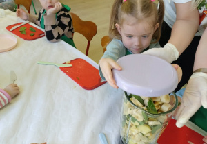 Dokładanie składników do koktajlu