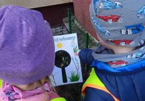 Dzieci podczas spaceru obserwują i poszukują oznak wiosny