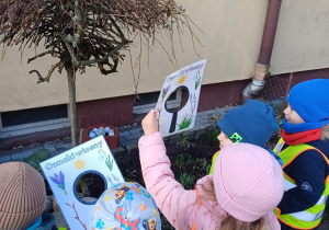 Dzieci podczas spaceru obserwują i poszukują oznak wiosny