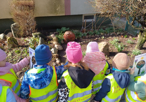 Dzieci podczas spaceru obserwują i poszukują oznak wiosny