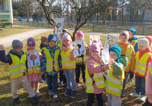 Dzieci podczas spaceru obserwują przyrodę