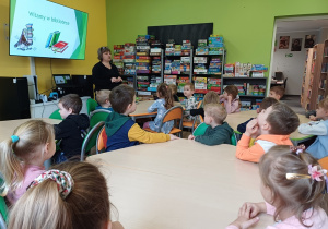 Dzieci podczas wizyty w bibliotece uczestniczą w zajęciach edukacyjnych