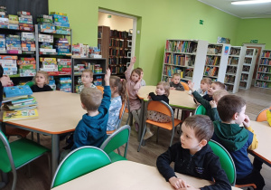 Dzieci podczas wizyty w bibliotece uczestniczą w zajęciach edukacyjnych