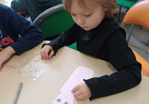 Dziewczynka wykonuje zakładkę do książki