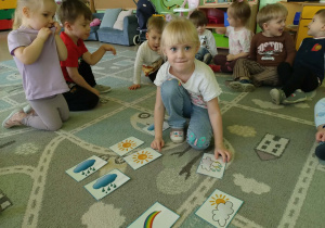 Dziewczynka układa pogodowe rytmy